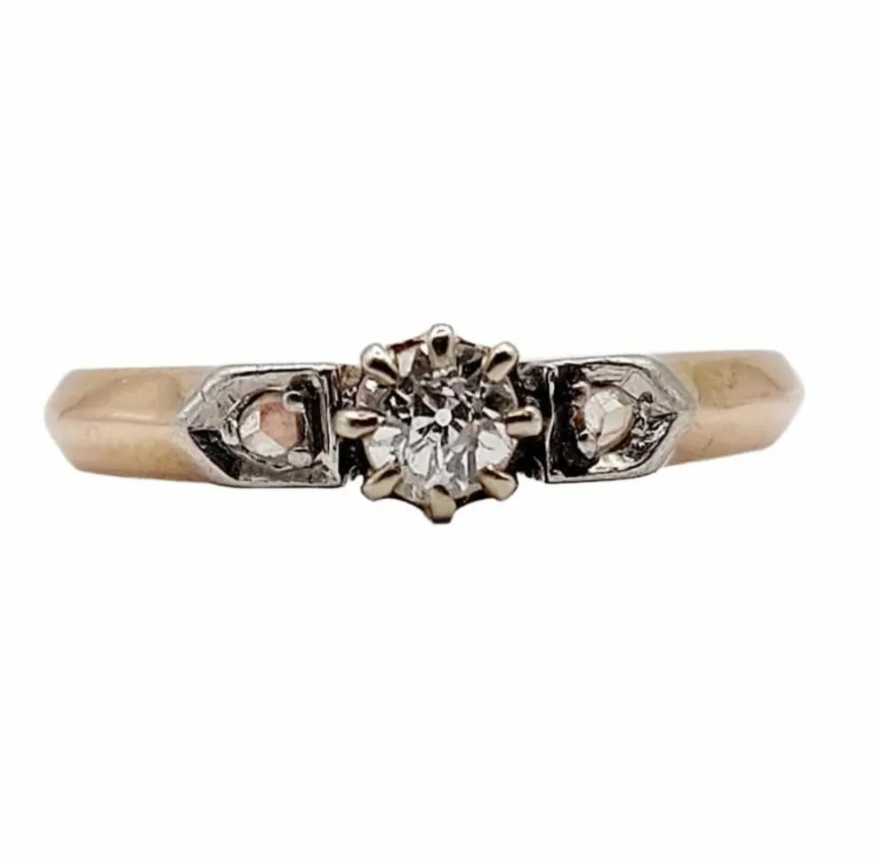 Bague antique or rose, diamant taille ancienne épaulé de diamants taille roses (circa 1900)