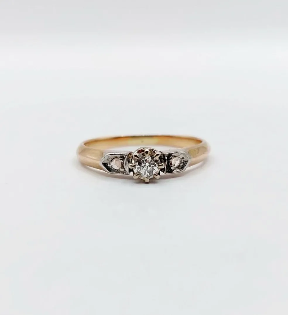 Bague antique or rose, diamant taille ancienne épaulé de diamants taille roses (circa 1900)