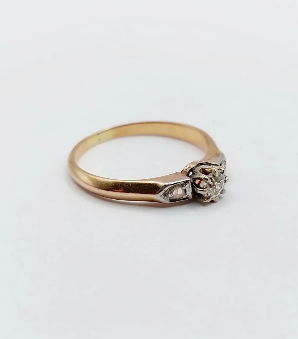 Bague antique or rose, diamant taille ancienne épaulé de diamants taille roses (circa 1900)