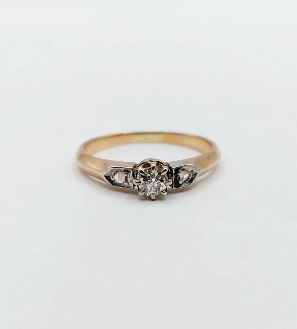 Bague antique or rose, diamant taille ancienne épaulé de diamants taille roses (circa 1900)