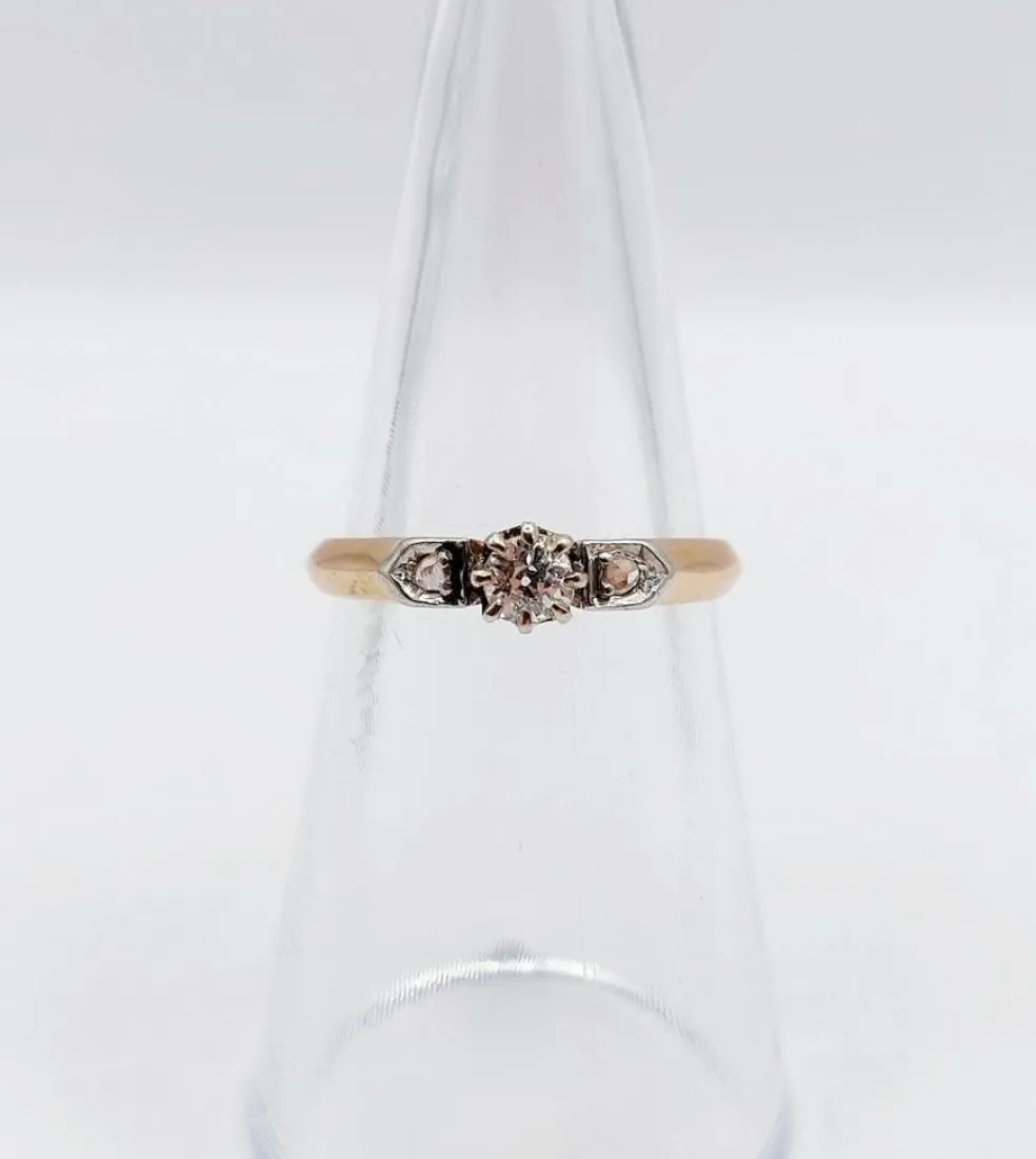 Bague antique or rose, diamant taille ancienne épaulé de diamants taille roses (circa 1900)