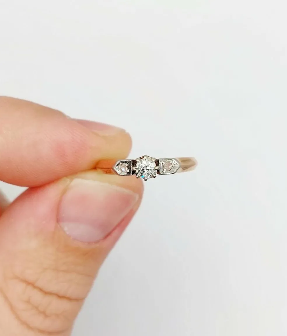 Bague antique or rose, diamant taille ancienne épaulé de diamants taille roses (circa 1900)