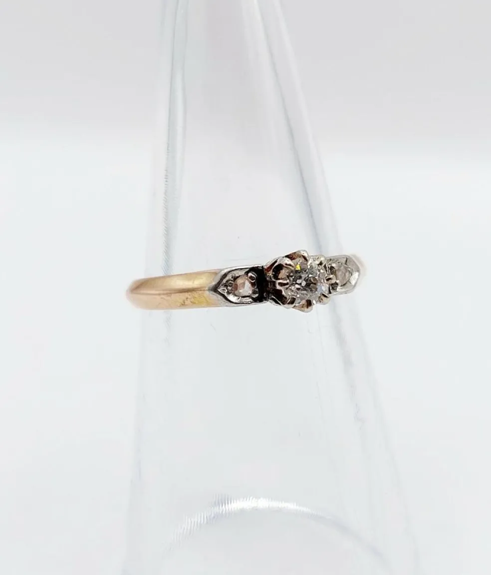 Bague antique or rose, diamant taille ancienne épaulé de diamants taille roses (circa 1900)
