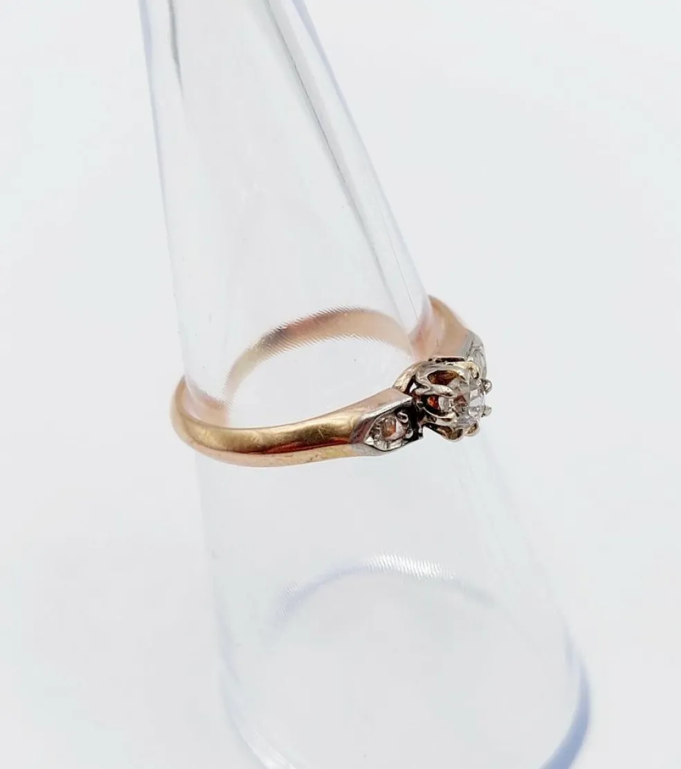 Bague antique or rose, diamant taille ancienne épaulé de diamants taille roses (circa 1900)
