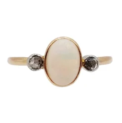 Bague antique or rose ornée d'un cabochon d'opale épaulé de diamants taillés en rose