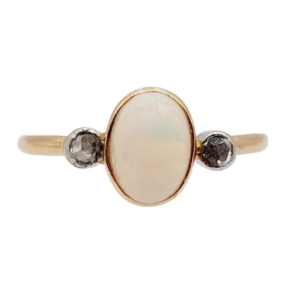 Bague antique or rose ornée d'un cabochon d'opale épaulé de diamants taillés en rose