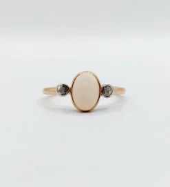 Bague antique or rose ornée d'un cabochon d'opale épaulé de diamants taillés en rose