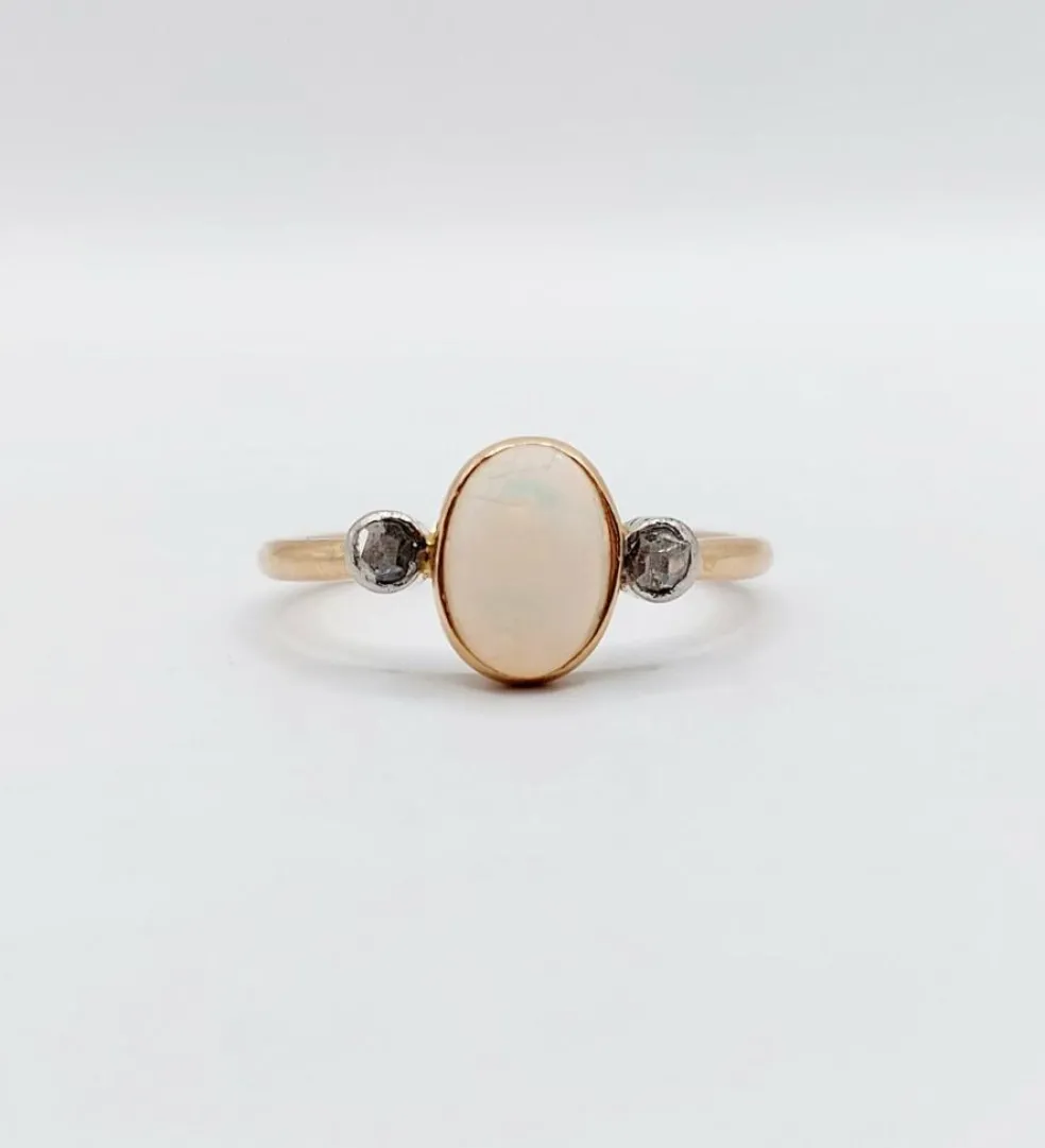 Bague antique or rose ornée d'un cabochon d'opale épaulé de diamants taillés en rose