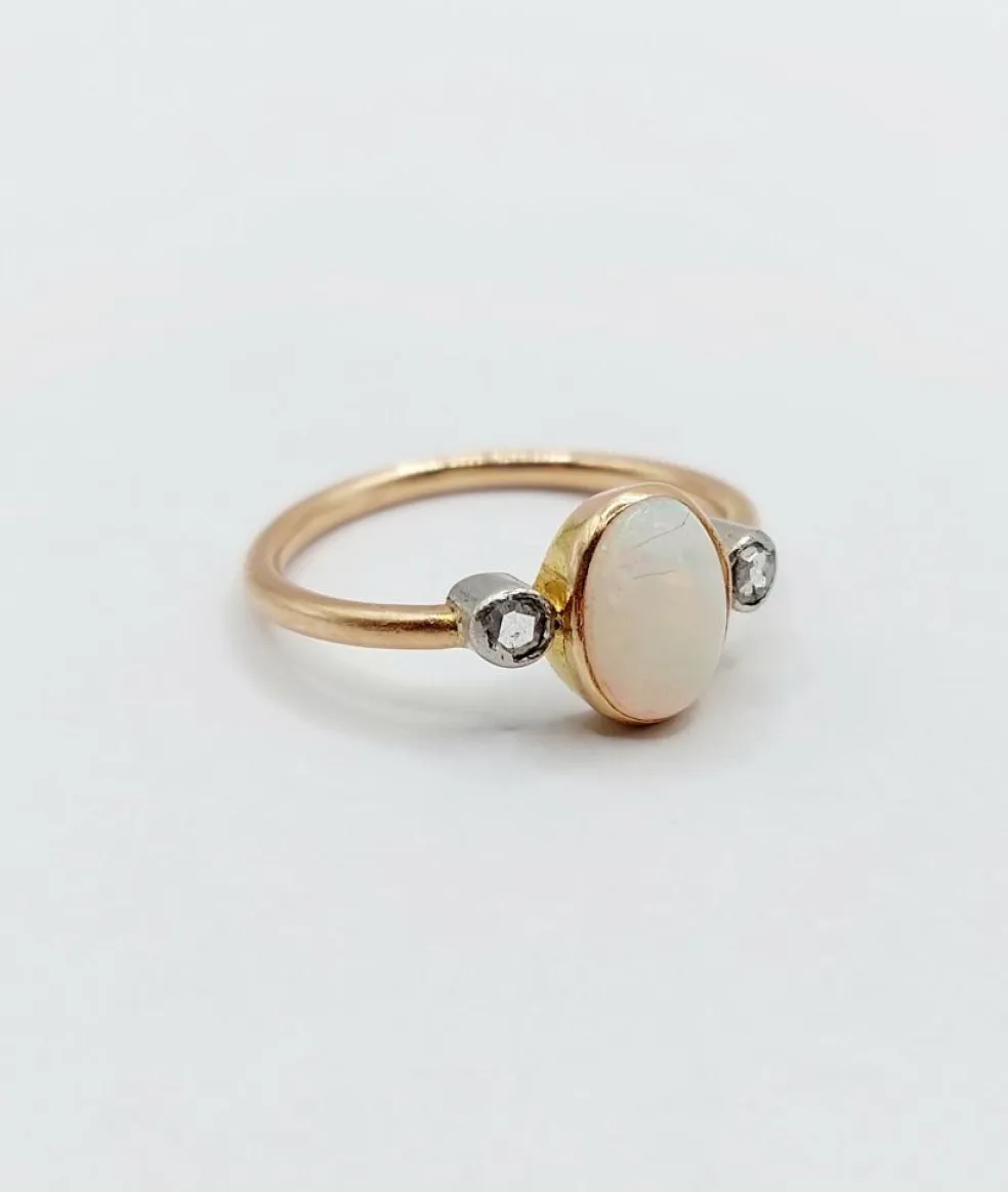 Bague antique or rose ornée d'un cabochon d'opale épaulé de diamants taillés en rose