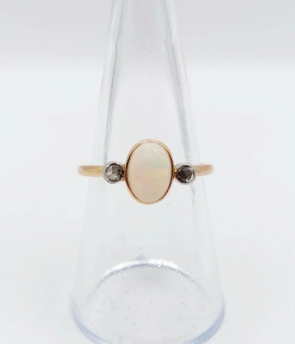 Bague antique or rose ornée d'un cabochon d'opale épaulé de diamants taillés en rose