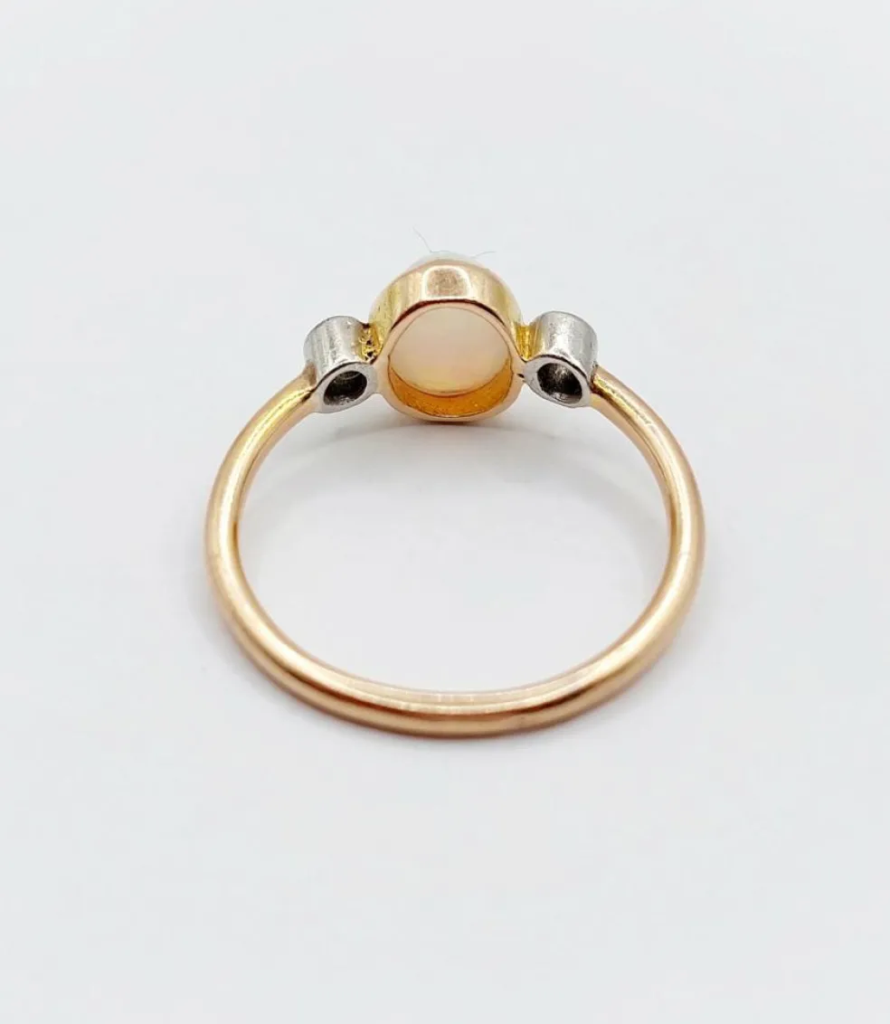 Bague antique or rose ornée d'un cabochon d'opale épaulé de diamants taillés en rose