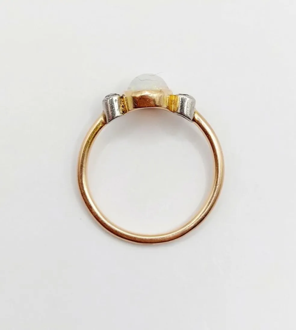 Bague antique or rose ornée d'un cabochon d'opale épaulé de diamants taillés en rose