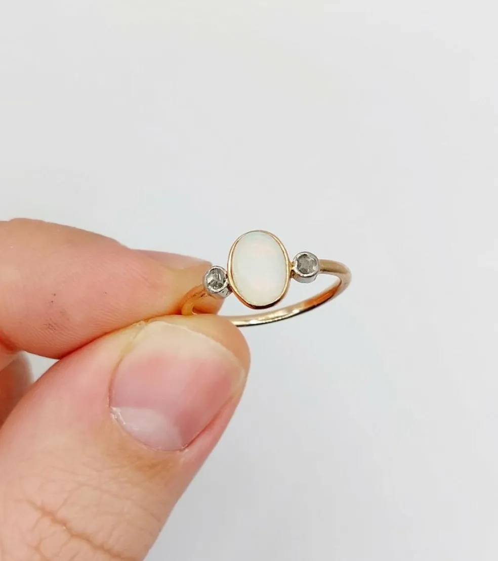 Bague antique or rose ornée d'un cabochon d'opale épaulé de diamants taillés en rose