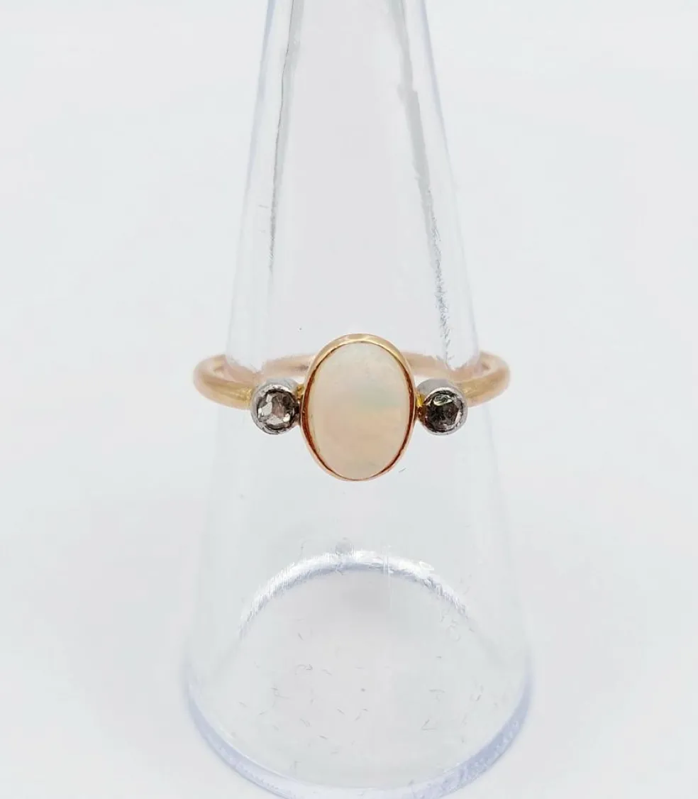 Bague antique or rose ornée d'un cabochon d'opale épaulé de diamants taillés en rose