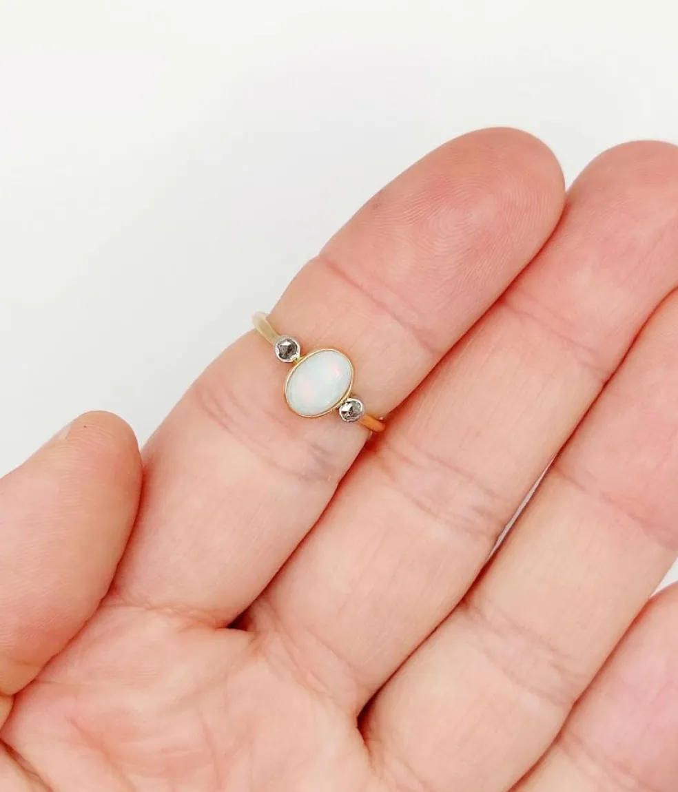 Bague antique or rose ornée d'un cabochon d'opale épaulé de diamants taillés en rose