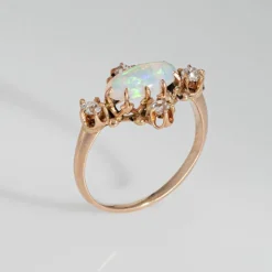 Bague antique victorienne en or jaune 14 carats avec opale et diamant