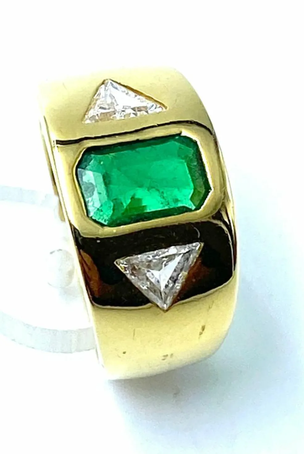 Bague arrondie émeraude en or jaune