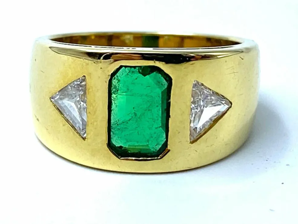 Bague arrondie émeraude en or jaune