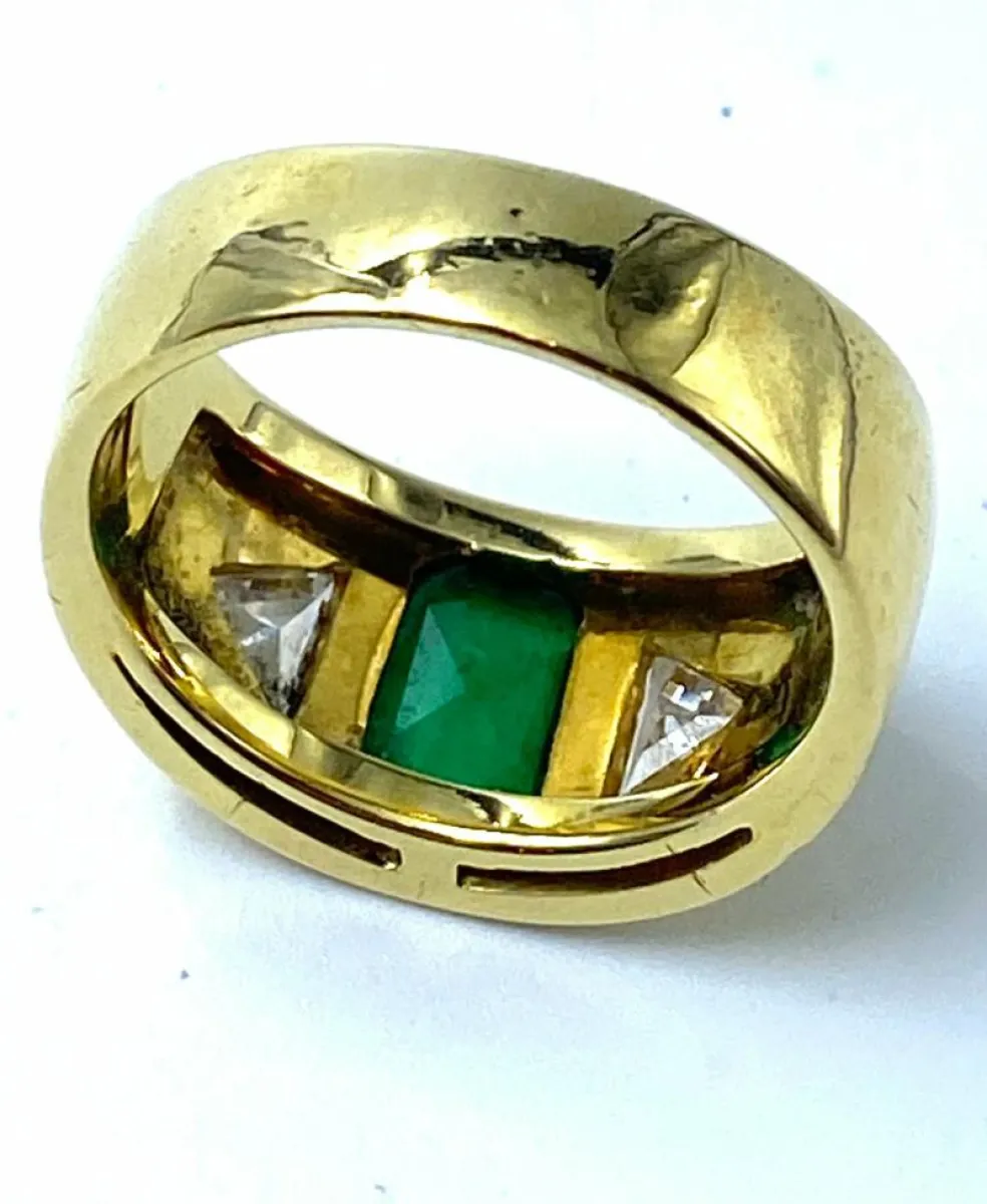 Bague arrondie émeraude en or jaune