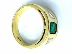 Bague arrondie émeraude en or jaune