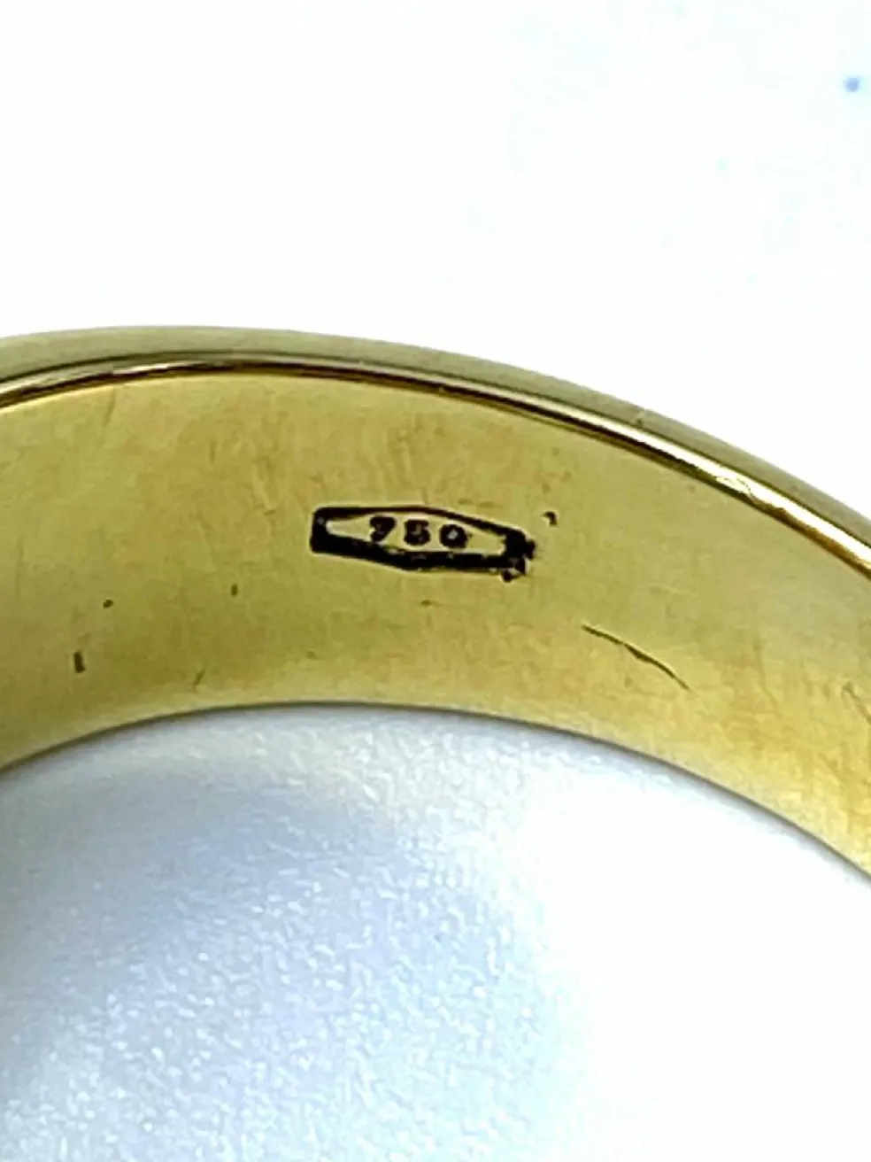 Bague arrondie émeraude en or jaune