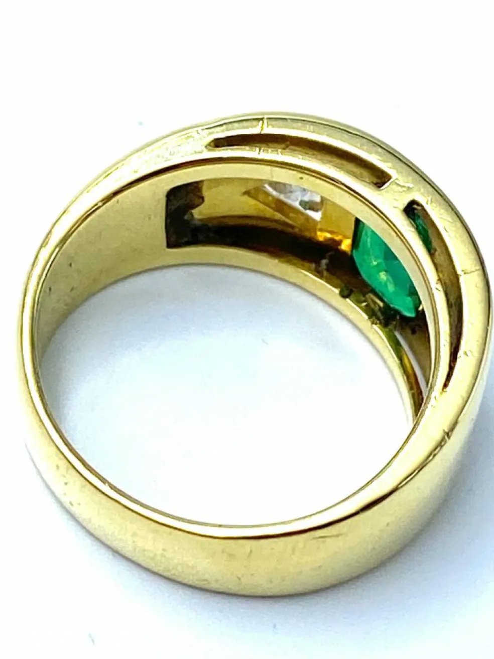 Bague arrondie émeraude en or jaune
