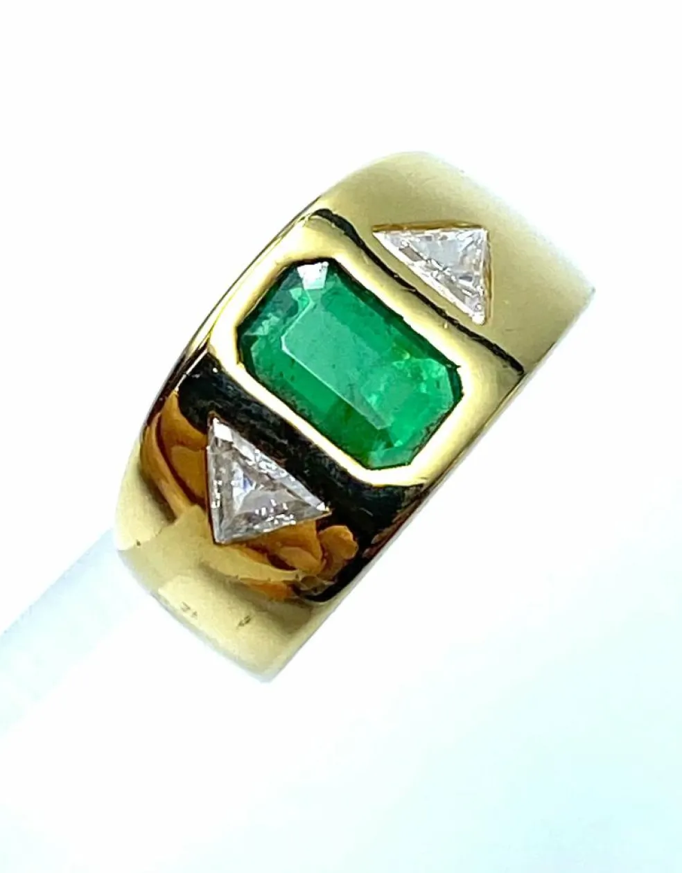 Bague arrondie émeraude en or jaune