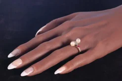 Bague Art Déco avec diamants, rubis et perles