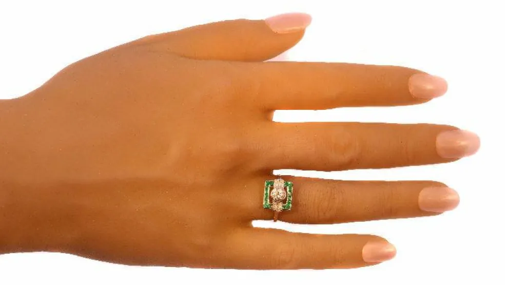 Bague Art Déco avec diamants et émeraudes