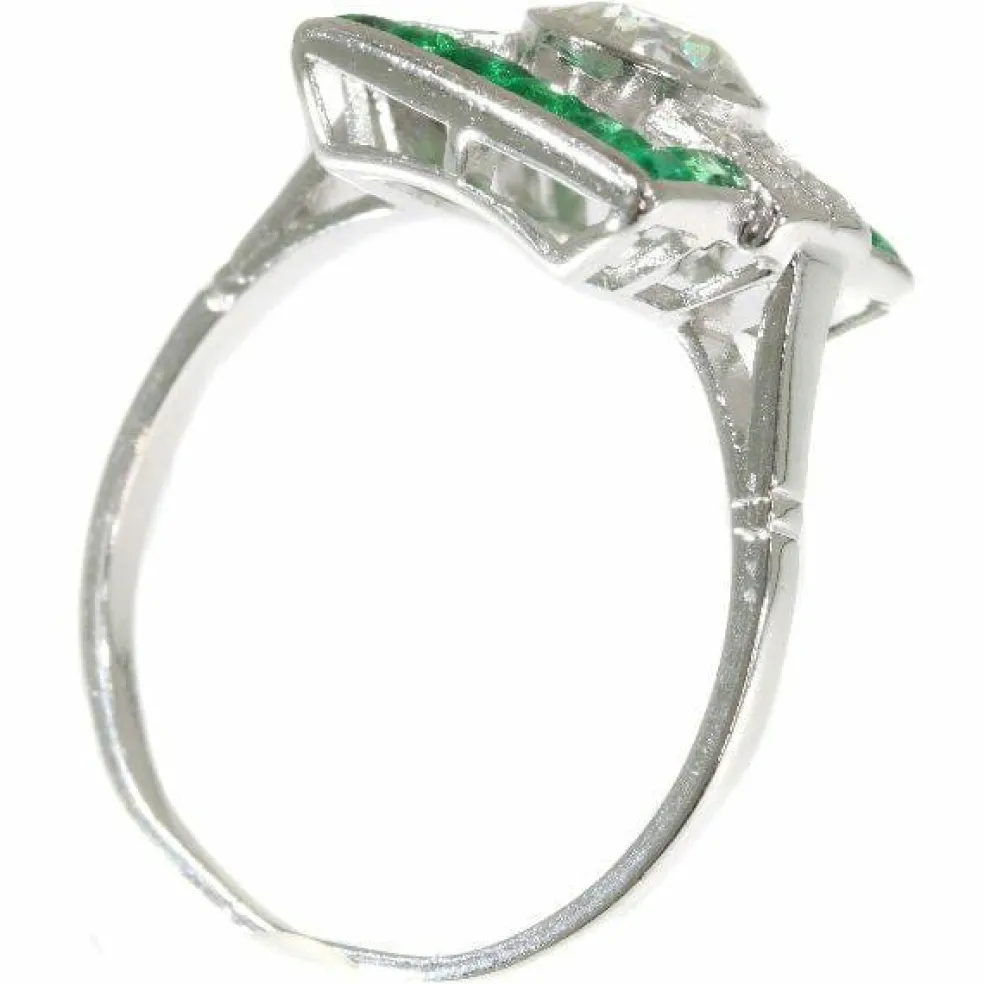 Bague Art Déco avec diamants et émeraudes