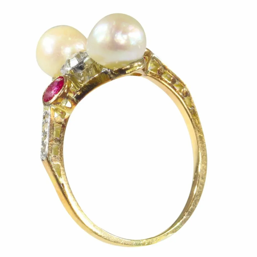 Bague Art Déco avec diamants, rubis et perles