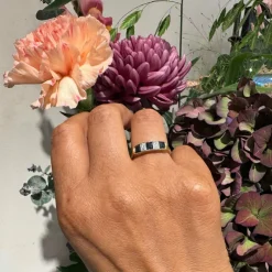 Bague Art Déco avec rangée de diamants et saphirs