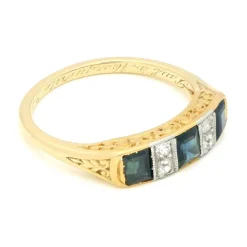Bague Art Déco avec rangée de diamants et saphirs