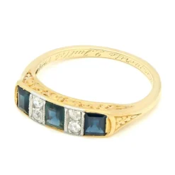Bague Art Déco avec rangée de diamants et saphirs
