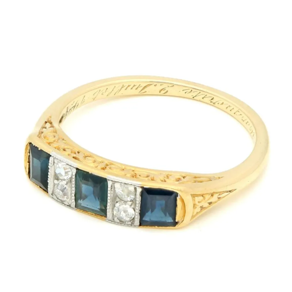 Bague Art Déco avec rangée de diamants et saphirs