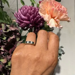 Bague Art Déco avec rangée de diamants et saphirs