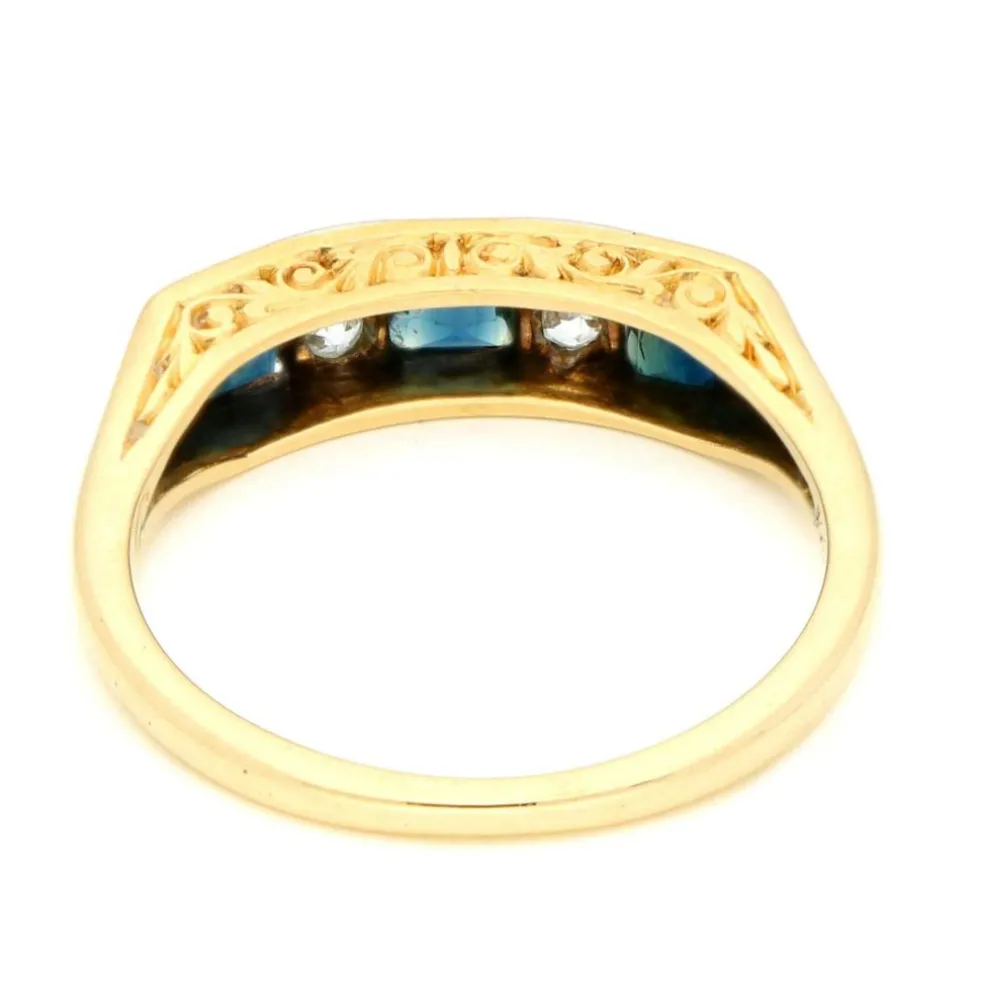 Bague Art Déco avec rangée de diamants et saphirs