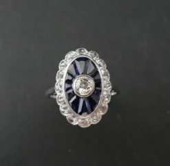 Bague Art Déco Diamants et Saphirs calibrés, Or