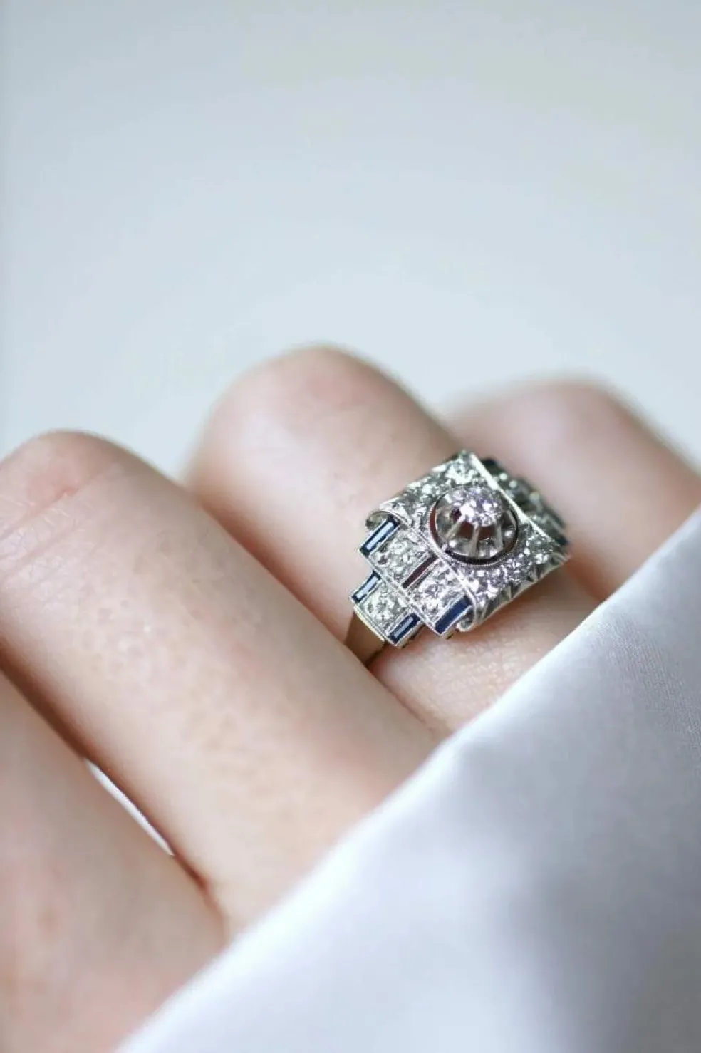 Bague Art Déco diamants et saphirs synthétiques