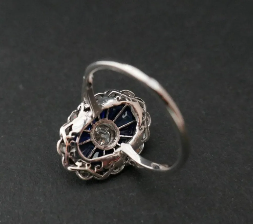 Bague Art Déco Diamants et Saphirs calibrés, Or