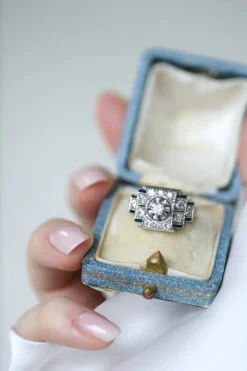 Bague Art Déco diamants et saphirs synthétiques