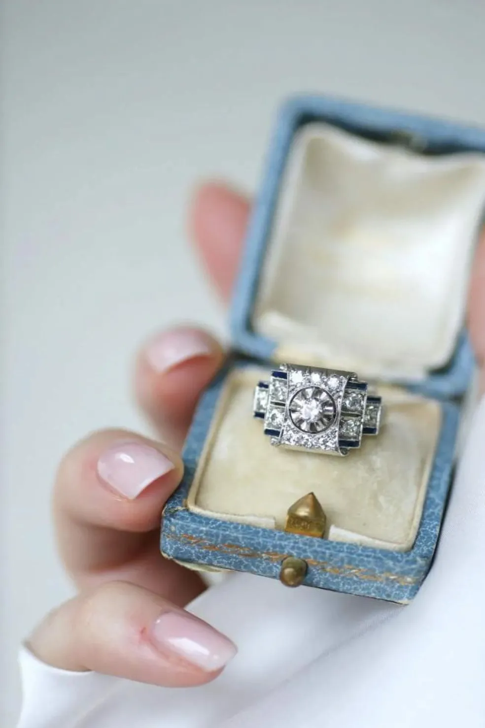 Bague Art Déco diamants et saphirs synthétiques