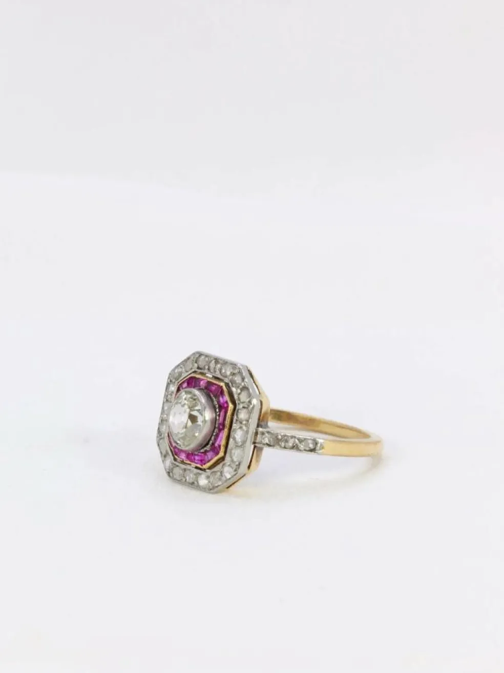 Bague Art Déco diamants rubis calibrés
