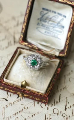 Bague Art Déco Emeraude et Diamants sur Platine