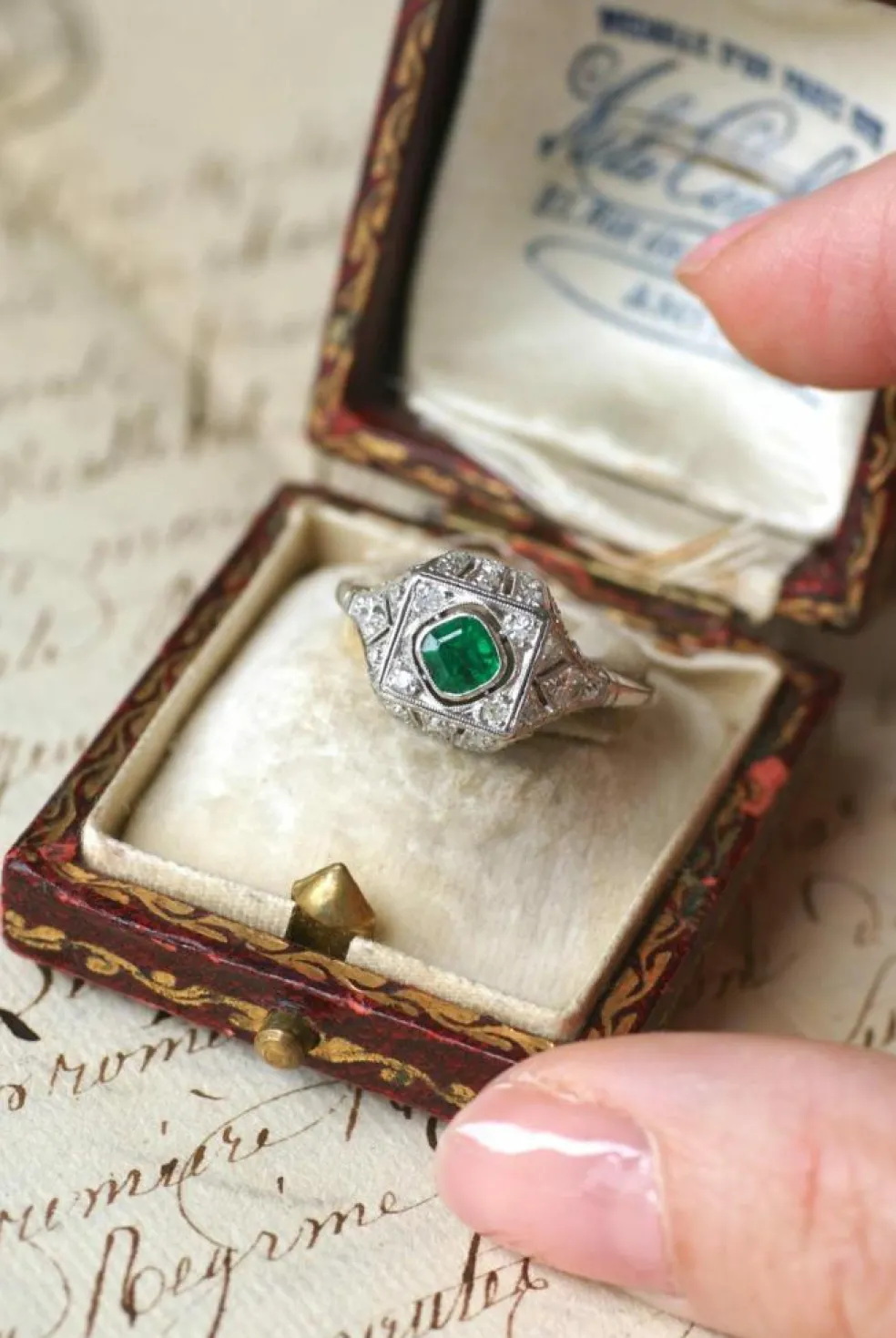Bague Art Déco Emeraude et Diamants sur Platine