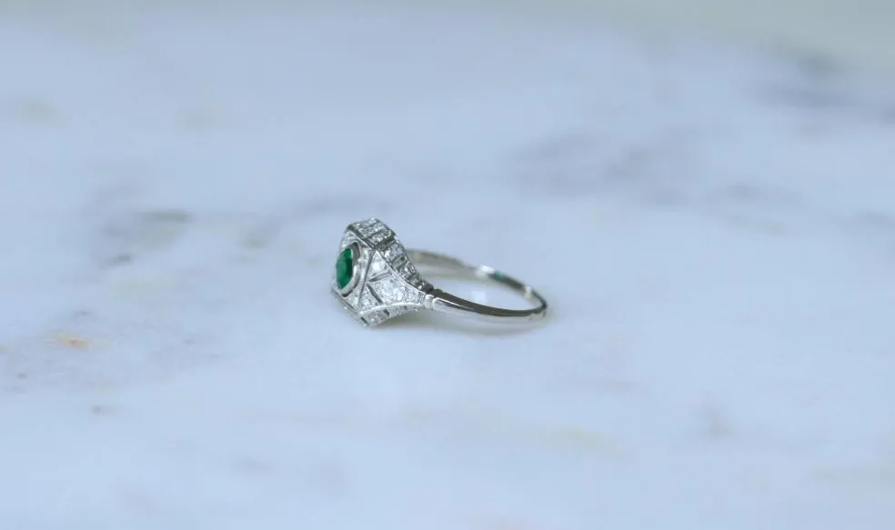 Bague Art Déco Emeraude et Diamants sur Platine