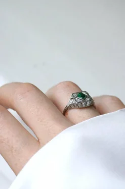 Bague Art Déco Emeraude et Diamants sur Platine