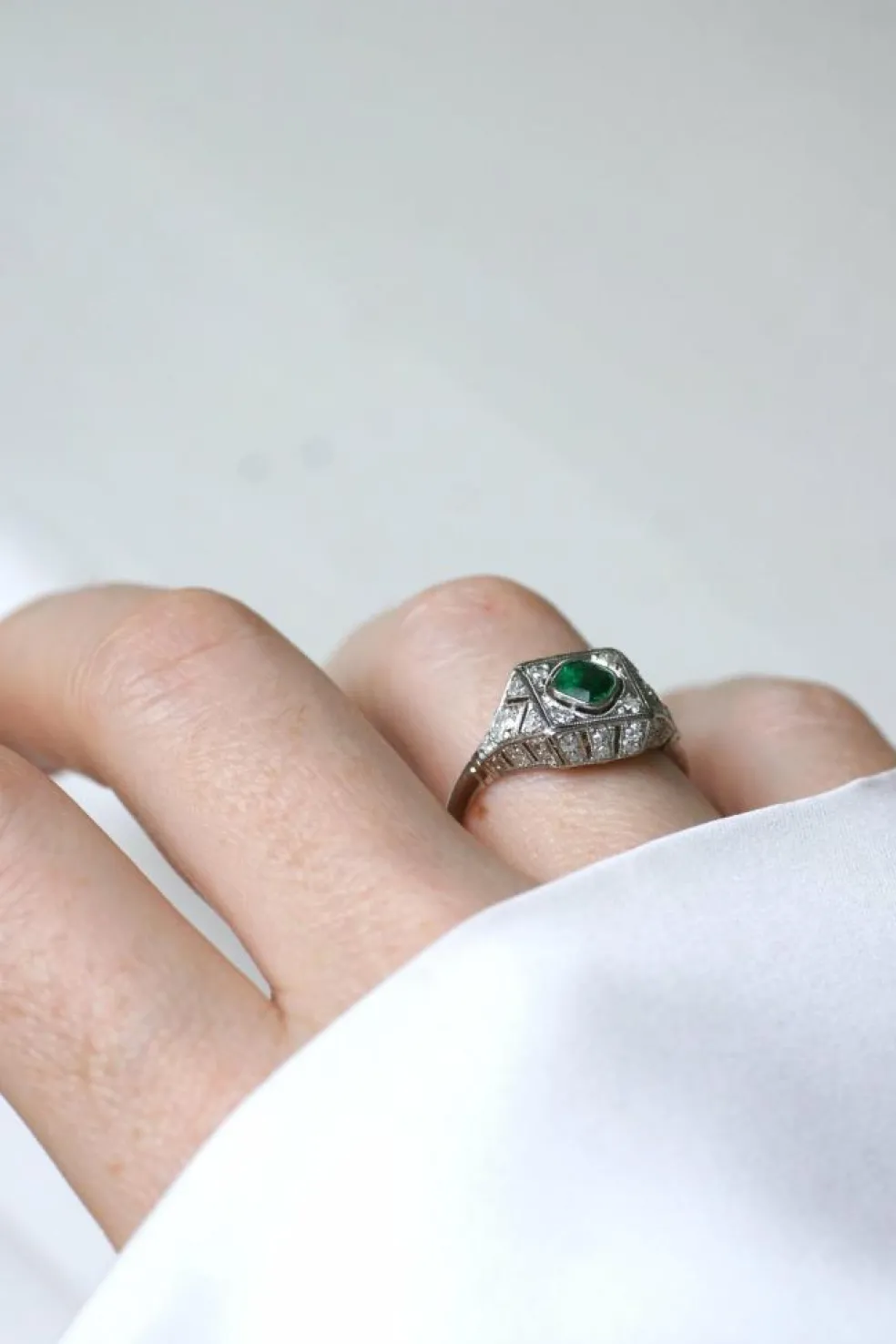 Bague Art Déco Emeraude et Diamants sur Platine