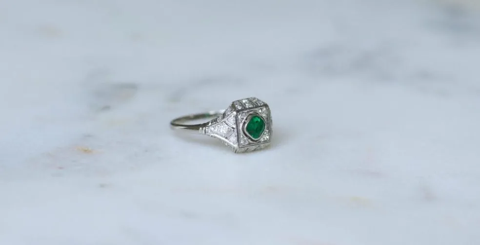 Bague Art Déco Emeraude et Diamants sur Platine