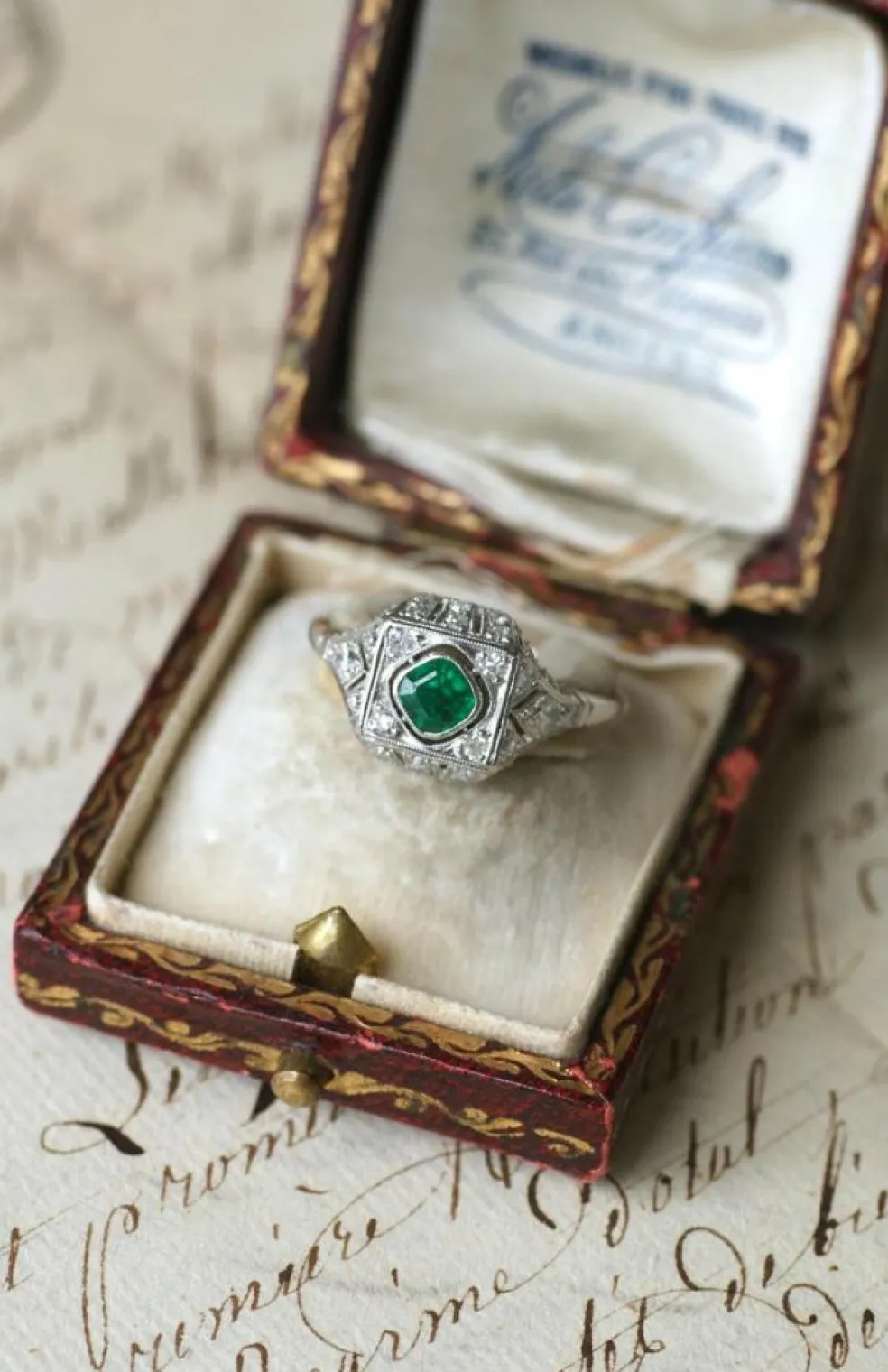 Bague Art Déco Emeraude et Diamants sur Platine